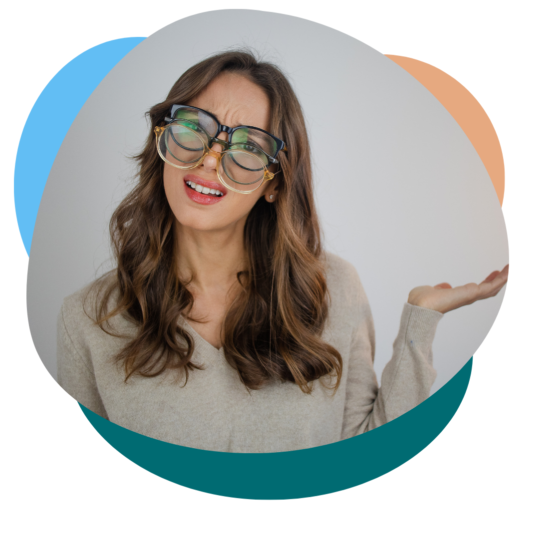 Femme portant des lunettes et souriante